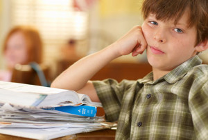 bambino annoiato in classe copia